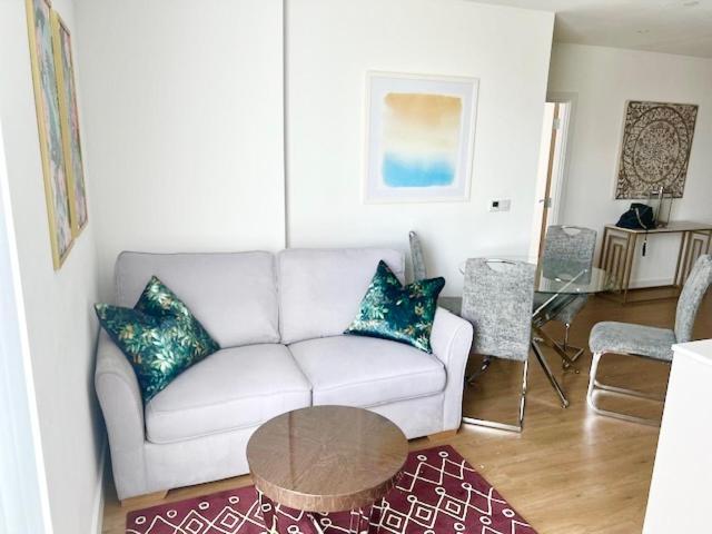 Urban Gateway Spacious Apartment With Free Parking Bracknell Exterior photo